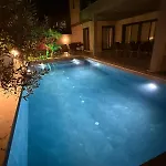 Sueper Vip Havuzlu Muestakil Odalar Banyolu Villa *