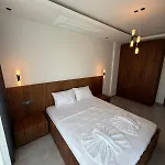Sueper Vip Havuzlu Muestakil Odalar Banyolu Villa *