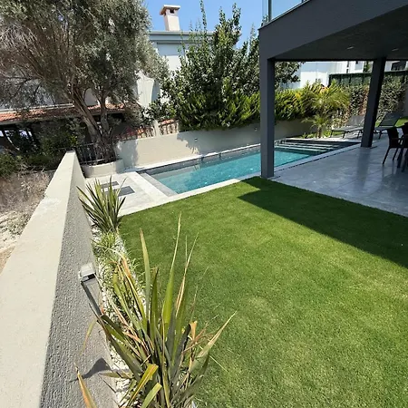 Sueper Vip Havuzlu Muestakil Odalar Banyolu Cesme