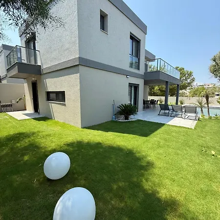 Sueper Vip Havuzlu Muestakil Odalar Banyolu Cesme