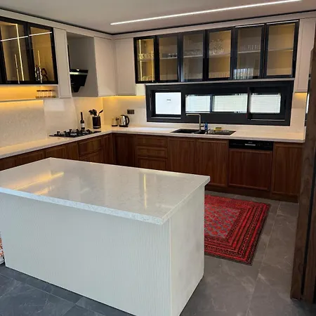 Sueper Vip Havuzlu Muestakil Odalar Banyolu Cesme