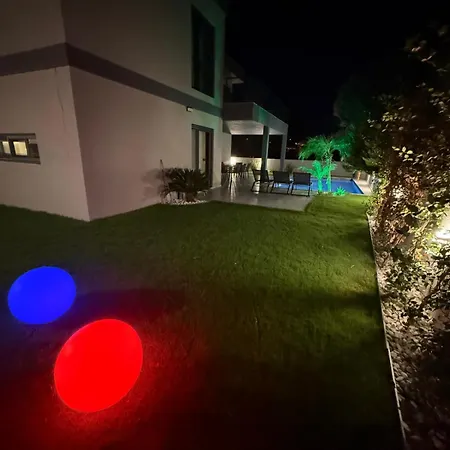 Sueper Vip Havuzlu Muestakil Odalar Banyolu Villa Çeşme