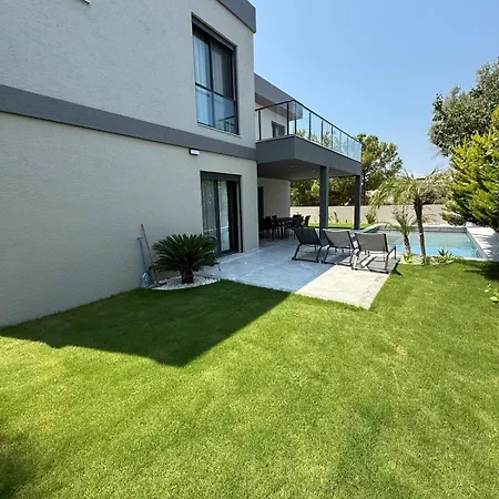 Villa Sueper Vip Havuzlu Muestakil Odalar Banyolu