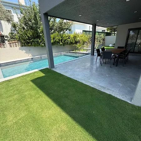 Sueper Vip Havuzlu Muestakil Odalar Banyolu * Cesme