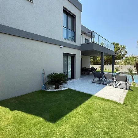 Sueper Vip Havuzlu Muestakil Odalar Banyolu * Cesme