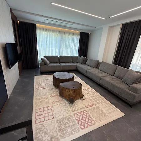 Sueper Vip Havuzlu Muestakil Odalar Banyolu Villa Cesme