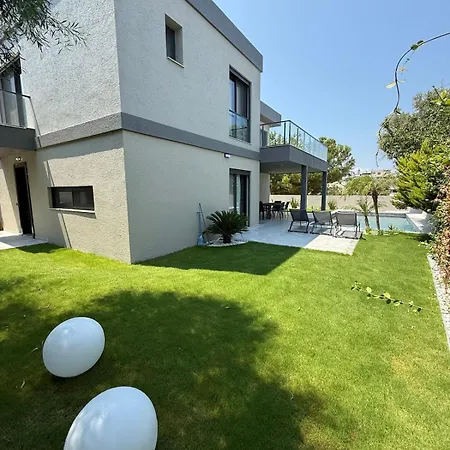 Sueper Vip Havuzlu Muestakil Odalar Banyolu Cesme