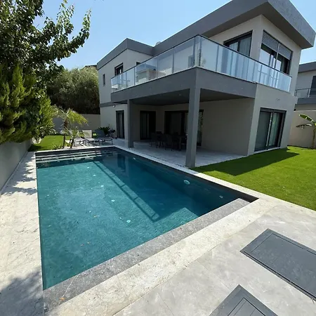 Sueper Vip Havuzlu Muestakil Odalar Banyolu Villa