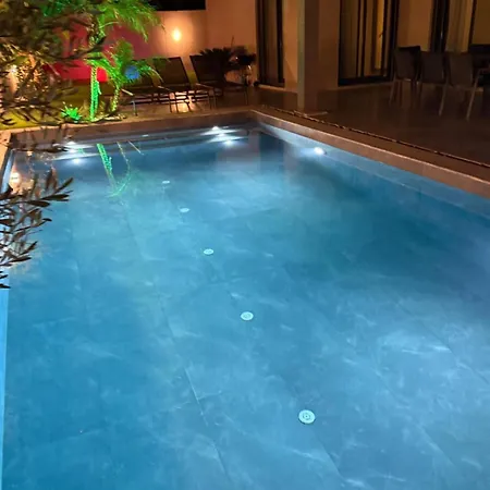 Sueper Vip Havuzlu Muestakil Odalar Banyolu Cesme