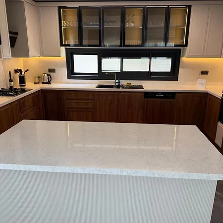 Sueper Vip Havuzlu Muestakil Odalar Banyolu Villa Cesme