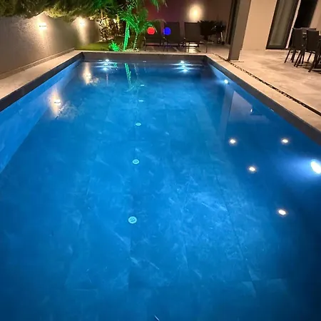 Sueper Vip Havuzlu Muestakil Odalar Banyolu Villa Cesme