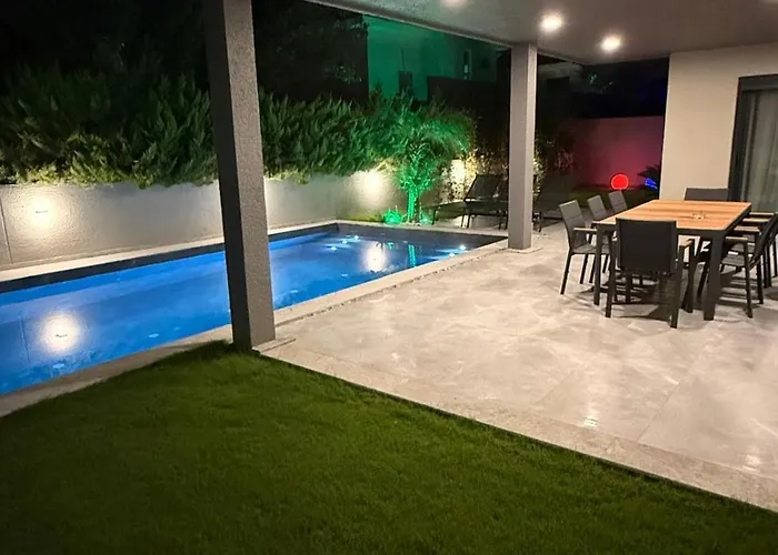 Villa Sueper Vip Havuzlu Muestakil Odalar Banyolu Çeşme