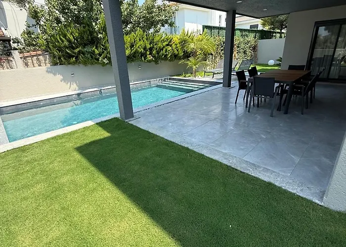 Sueper Vip Havuzlu Muestakil Odalar Banyolu * Çeşme