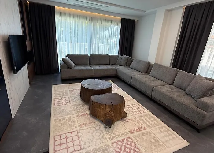 Sueper Vip Havuzlu Muestakil Odalar Banyolu Villa Çeşme