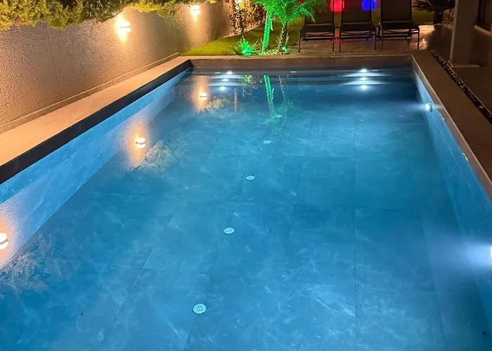 Sueper Vip Havuzlu Muestakil Odalar Banyolu Villa