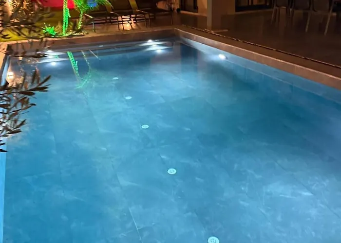 Sueper Vip Havuzlu Muestakil Odalar Banyolu Çeşme