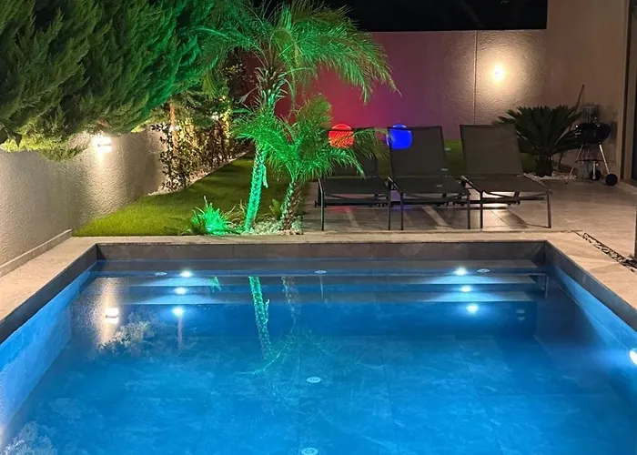 Sueper Vip Havuzlu Muestakil Odalar Banyolu