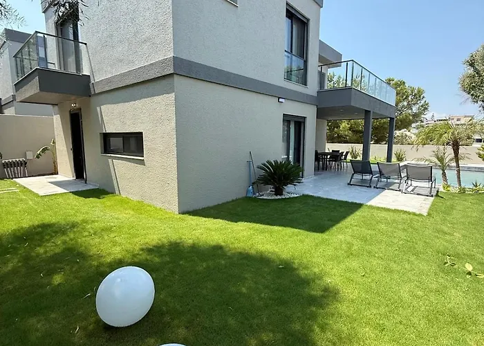 Sueper Vip Havuzlu Muestakil Odalar Banyolu Çeşme