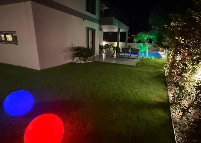 Sueper Vip Havuzlu Muestakil Odalar Banyolu Villa Çeşme