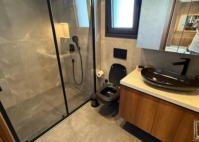 Sueper Vip Havuzlu Muestakil Odalar Banyolu Villa