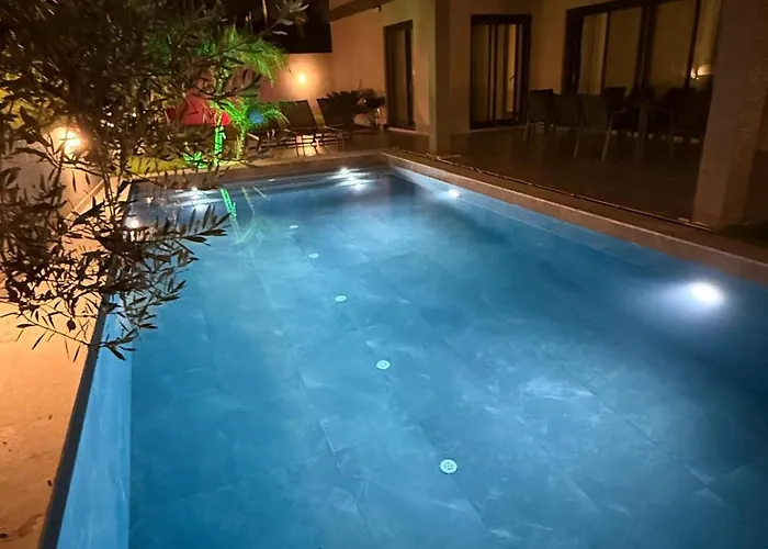 Sueper Vip Havuzlu Muestakil Odalar Banyolu Villa *