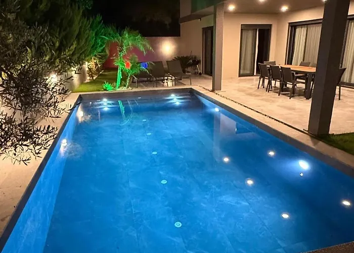 Sueper Vip Havuzlu Muestakil Odalar Banyolu