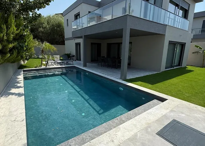 Sueper Vip Havuzlu Muestakil Odalar Banyolu Villa